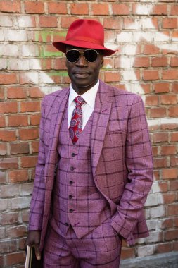 Şık adam Milan kadın moda haftası sırasında poz