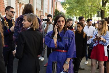 Şık insanlar Milan kadın moda haftası sırasında poz