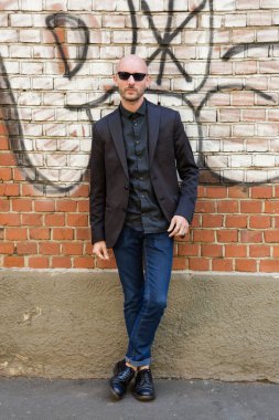 Şık adam Milan kadın moda haftası sırasında poz