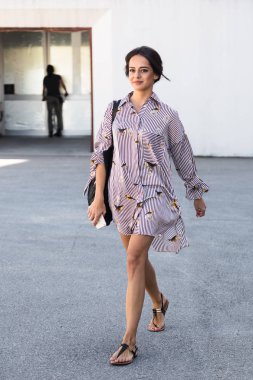 Milan kadın moda haftası sırasında poz moda kadın