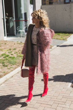 Milan kadın moda haftası sırasında poz moda kadın