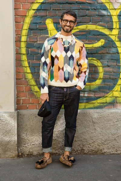 Homem elegante posando durante a Semana de Moda Feminina de Milão — Fotografia de Stock