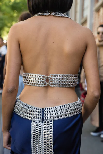 Fashionable woman posing during Milan Women's Fashion Week — Stock Photo, Image