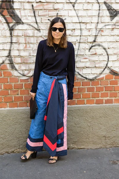 Mujer de moda posando durante la Semana de la Moda Femenina de Milán — Foto de Stock