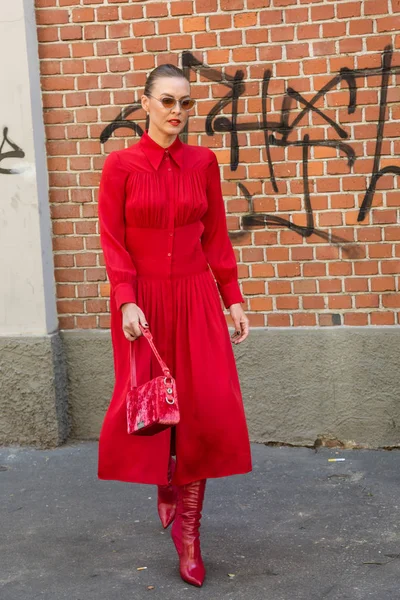 Donna alla moda in posa durante la settimana della moda femminile di Milano — Foto Stock