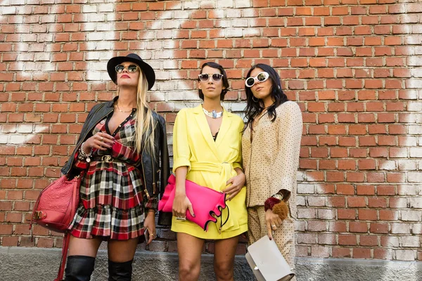 Donne alla moda in posa durante la settimana della moda femminile di Milano — Foto Stock