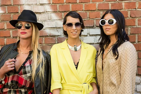 Fashionable women posing during Milan Women's Fashion Week — Stock Photo, Image