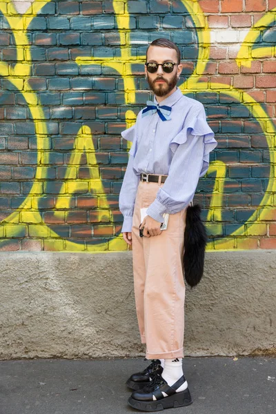 Módní člověk pózuje během týdne módy Milán žen — Stock fotografie