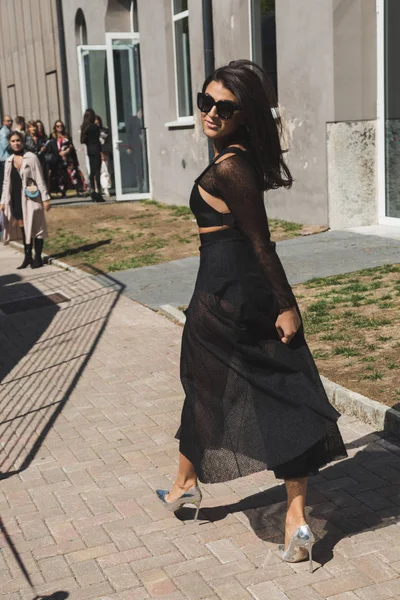 Milan kadın moda haftası sırasında poz moda kadın — Stok fotoğraf