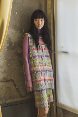 Muhteşem model backstage içinde poz