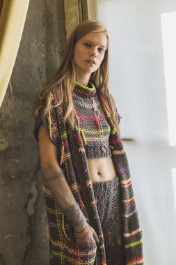 Muhteşem model backstage içinde poz