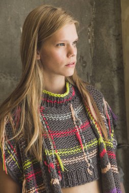 Muhteşem model backstage içinde poz