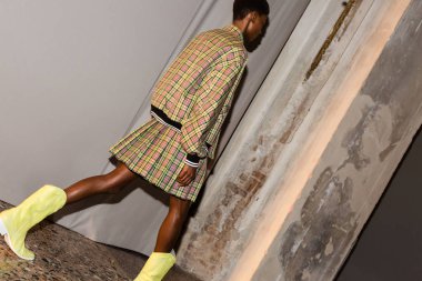 Muhteşem modeli pist yürüyüş