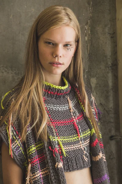 Muhteşem model backstage içinde poz