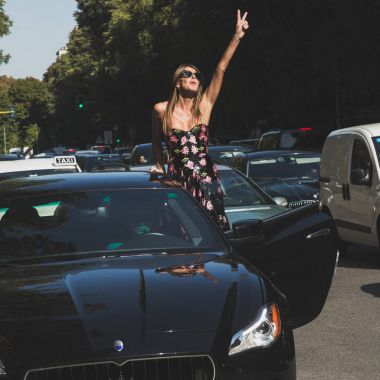 Anna Dello Russo Milan kadın moda haftası sırasında poz