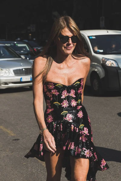 アンナ デッロ ルッソ ミラノ女性のファッション ・ ウィーク中にポーズ — ストック写真