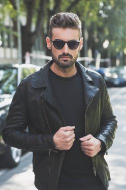 Şık adam Milan kadın moda haftası sırasında poz
