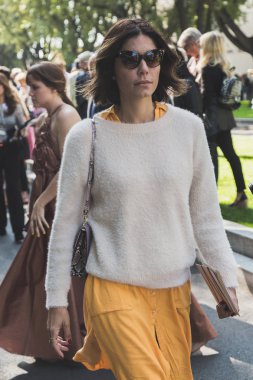Milan kadın moda haftası sırasında poz moda kadın