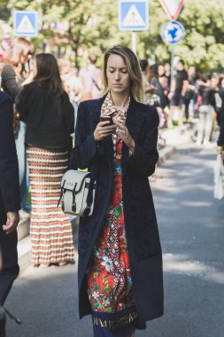 Milan kadın moda haftası sırasında poz moda kadın