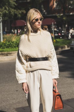 Milan kadın moda haftası sırasında poz moda kadın