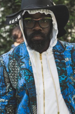 Şık adam Milan kadın moda haftası sırasında poz