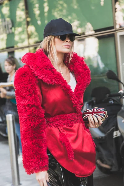 Mujer de moda posando durante la Semana de la Moda Femenina de Milán — Foto de Stock