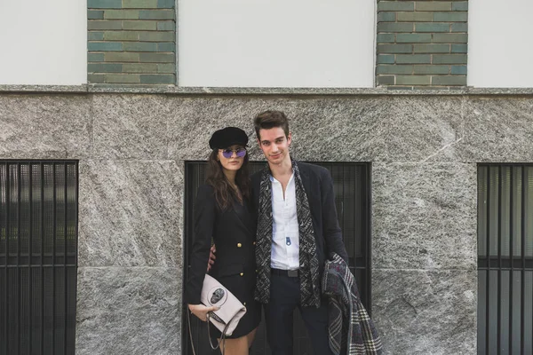 Couple à la mode posant pendant la Fashion Week de Milan — Photo