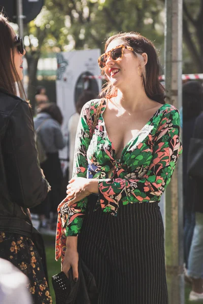 Femme à la mode posant pendant la Fashion Week de Milan — Photo