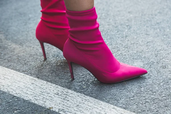 여자 밀라노 패션 위 크에서 신발의 디테일 — 스톡 사진
