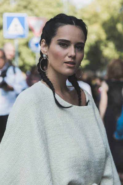 Femme à la mode posant pendant la Fashion Week de Milan — Photo