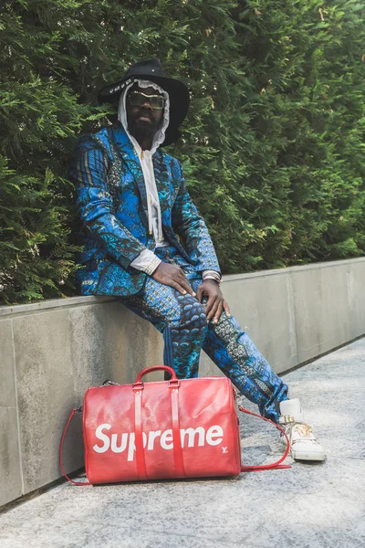 Şık adam Milan kadın moda haftası sırasında poz