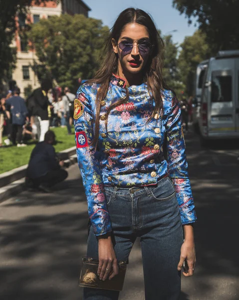 Mujer de moda posando durante la Semana de la Moda Femenina de Milán —  Fotos de Stock