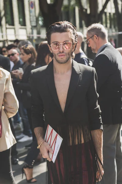 Fashionable man posing during Milan Women's Fashion Week — Stock Photo, Image