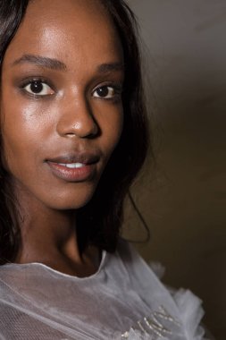 Muhteşem model backstage içinde poz