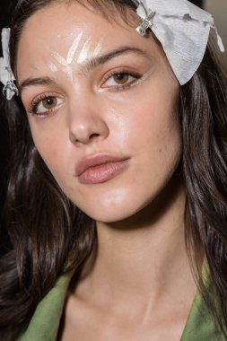 Muhteşem model backstage içinde poz