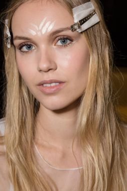 Muhteşem model backstage içinde poz