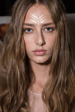 Muhteşem model backstage içinde poz