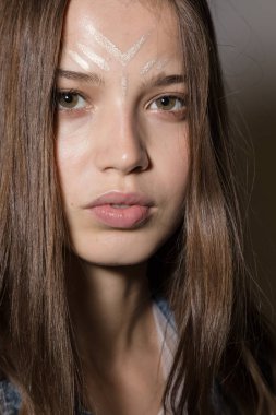 Muhteşem model backstage içinde poz