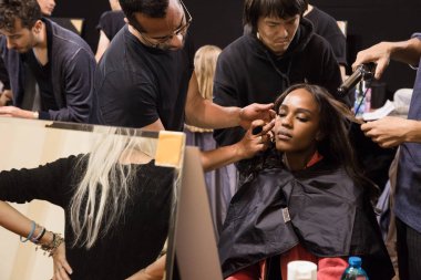 Muhteşem model backstage içinde poz