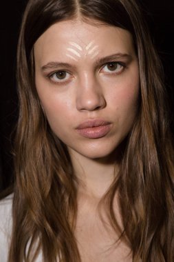 Muhteşem model backstage içinde poz