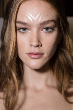 Muhteşem model backstage içinde poz