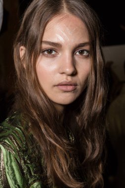 Muhteşem model backstage içinde poz