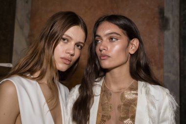 Mükemmel modele backstage içinde poz