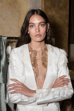 Muhteşem model backstage içinde poz