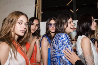 Mükemmel modele backstage içinde poz