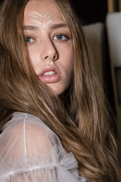 Muhteşem model backstage içinde poz