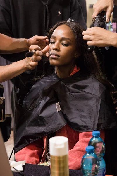 Muhteşem model backstage içinde poz