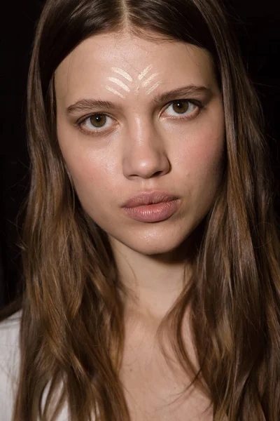 Muhteşem model backstage içinde poz