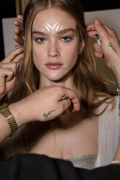 Muhteşem model backstage içinde poz