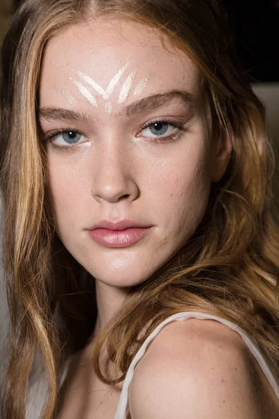 Muhteşem model backstage içinde poz